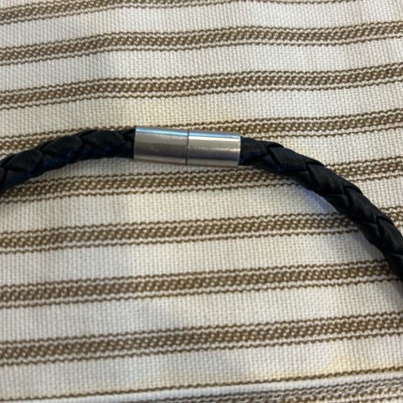 Leather and crystal flower necklace - Picture 4 of 4